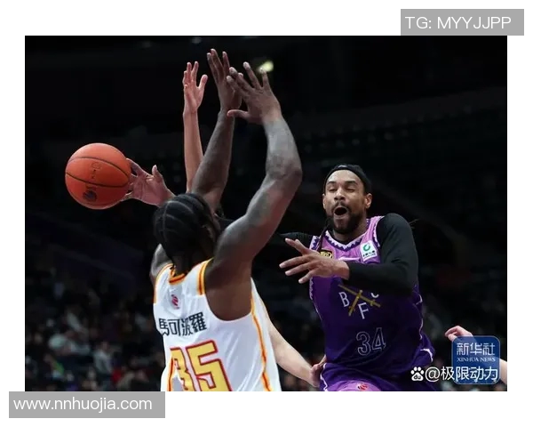 CBA赛场激战广东队对决深圳队决胜时刻谁能笑到最后