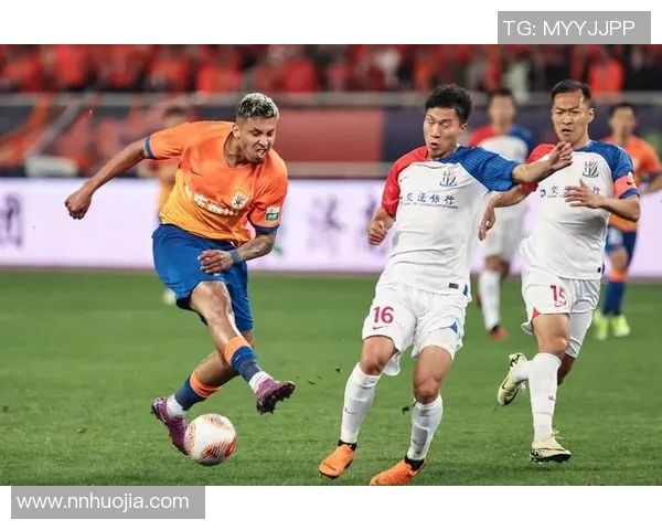 上海申花与青岛足球队激战正酣直播中精彩瞬间不容错过 上海申花与青岛足球队激战正酣直播中精彩瞬间不容错过