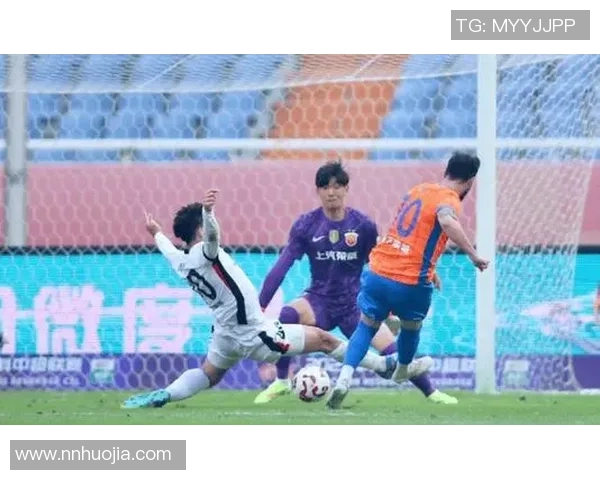 鲁能泰山迎战深圳佳兆全力争胜展现球队实力与斗志