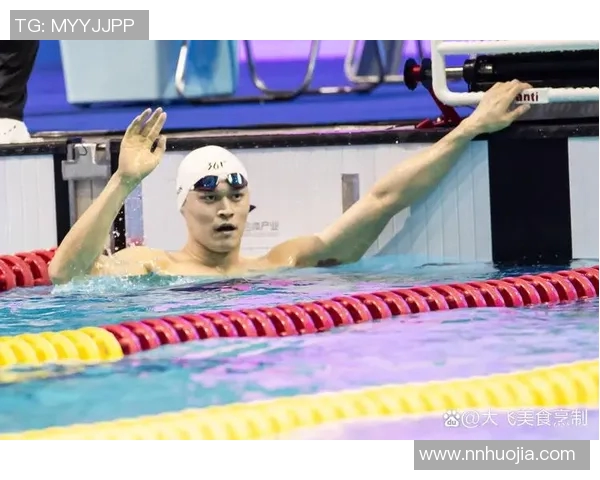 孙杨在1500米游泳比赛中打破世界纪录勇夺冠军展现中国游泳实力