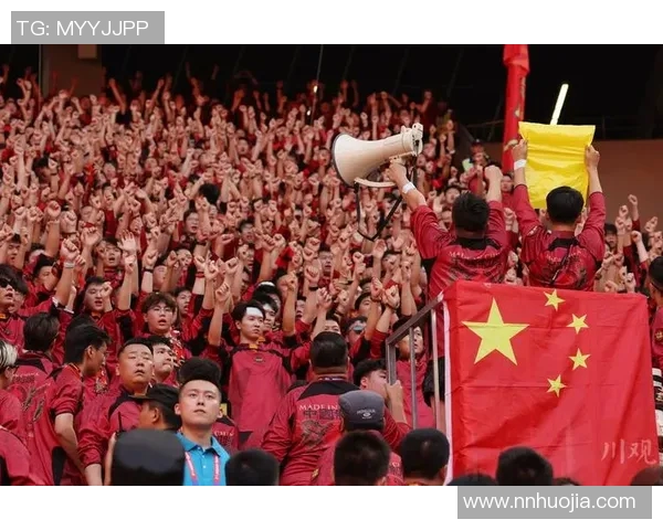 四二五体育会与火炬队的激烈对决引发球迷热情高涨